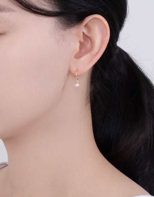 优雅的金色珍珠吊式耳环